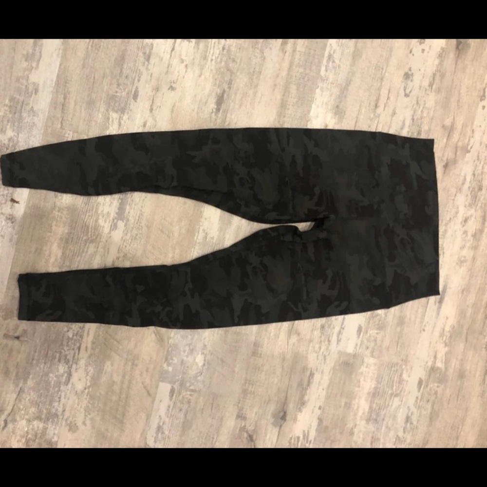 Lululemon Camo Align Pant II 25" - Sz 2 - Picture 6 of 7